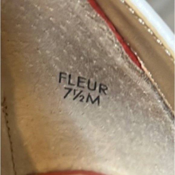 Tahari Fleur Sandals Cream and Red Peep-Toe with Adjustable Strap, size 7 1/2 - Picture 7 of 11